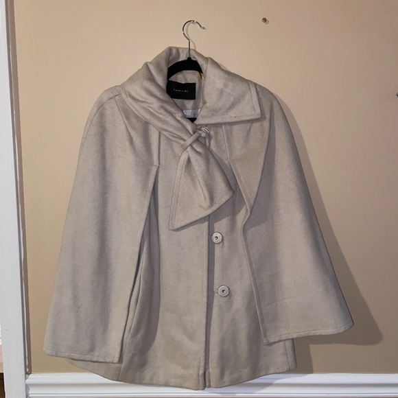 Elegant Cape coat - Picture 2 of 2